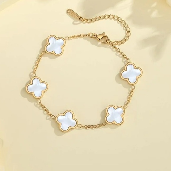 Anthropologie Jewelry - Gold and White Clover Necklace